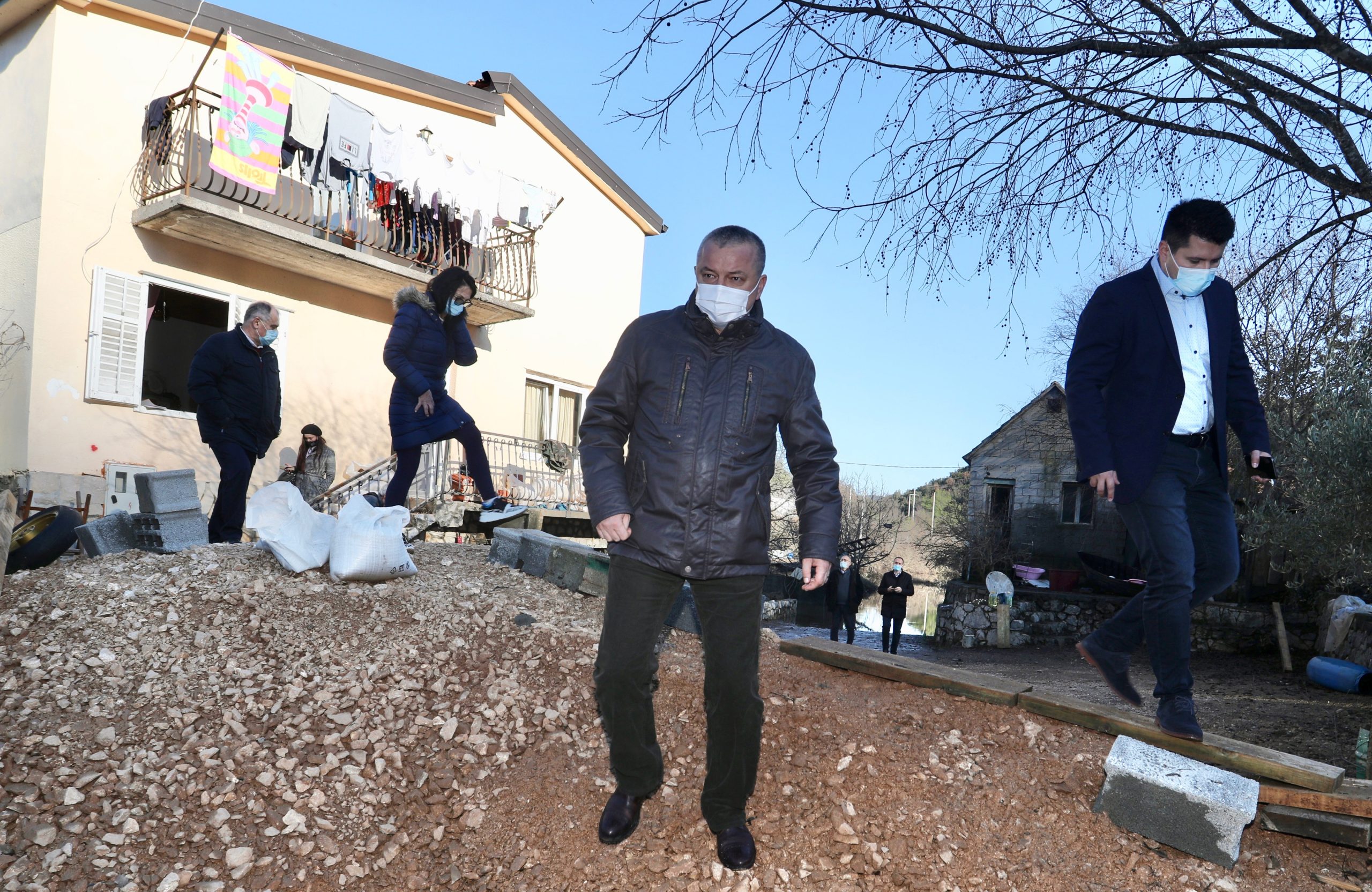 17.12.2020., Kokorici - Ministar prostornoga uredjenja, graditeljstva i drzavne  imovine  Darko Horvat  obisao Kokorice i stanovnike kojima su kuce bile nedavno poplavljene.
Photo: Ivo Cagalj/PIXSELL