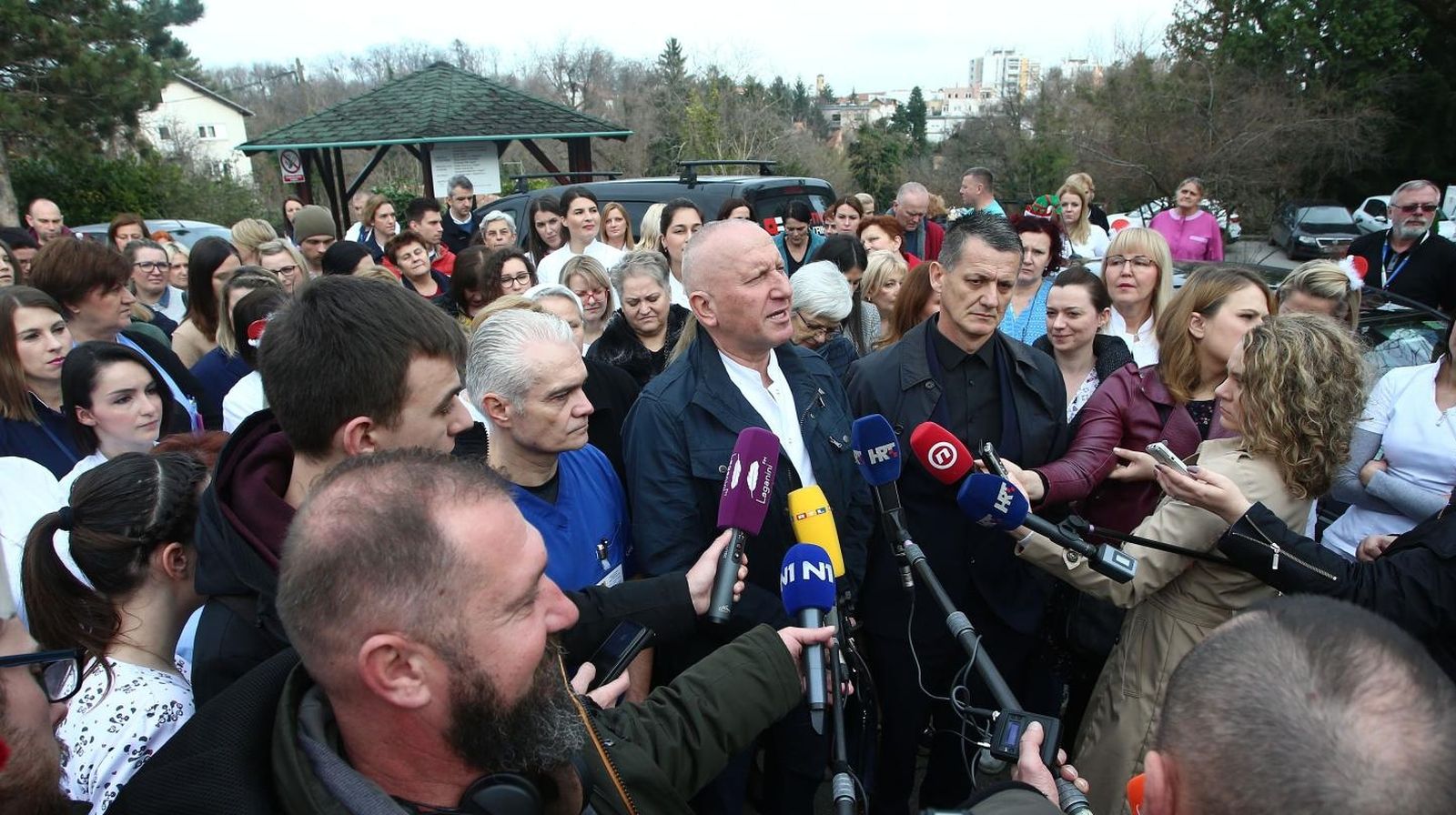 19.12.2019., Zagreb - Zbog optuzbi za nadriijecnistvo na jucerasnjoj sjednici Gradskog odbora za zdravstvo, djelatnici Djecje bolnice Srebrnjak odrzali su u podne prosvjed kako bi zastitili svoj i dignitet pacijenata koje lijece,.
Photo: Matija Habljak/PIXSELL