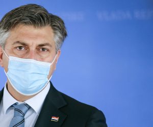 20.11.2020., Zagreb - Predsjednik Vlade Andrej Plenkovic dao je izjavu za medije nakon sastanka parlamentarne vecine u Nacionalnoj i sveucilisnoj knjiznici te se osvrnuo na uvodjenje novih mjera zbog lose epidemioloske situacije u Hrvatskoj. Photo: Igor Soban/PIXSELL