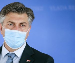 20.11.2020., Zagreb - Predsjednik Vlade Andrej Plenkovic dao je izjavu za medije nakon sastanka parlamentarne vecine u Nacionalnoj i sveucilisnoj knjiznici te se osvrnuo na uvodjenje novih mjera zbog lose epidemioloske situacije u Hrvatskoj. Photo: Igor Soban/PIXSELL