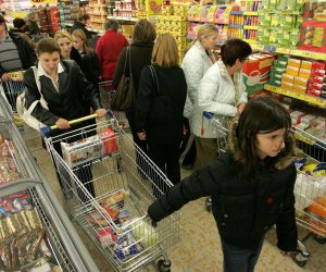 23.11.2006. Zagreb - Njemacki maloprodajni lanac Lidl otvorio je 13 prodajnih mjesta diljem Hrvatske. Zagrepcanima su na Sveticama u pakiranju proizvoda pomagali nogometni reprezentativci Luka Modric, Vedran Corluka i Eduardo da Silva.
Photo: Sanjin Strukic/PIXSELL