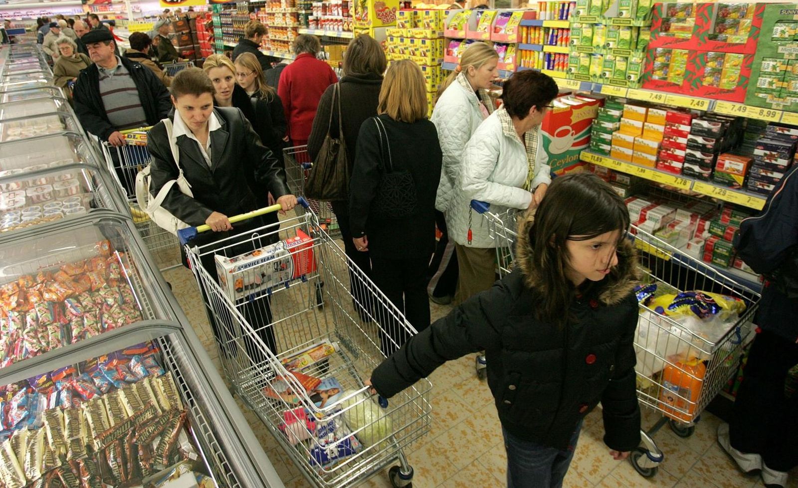 23.11.2006. Zagreb - Njemacki maloprodajni lanac Lidl otvorio je 13 prodajnih mjesta diljem Hrvatske. Zagrepcanima su na Sveticama u pakiranju proizvoda pomagali nogometni reprezentativci Luka Modric, Vedran Corluka i Eduardo da Silva.
Photo: Sanjin Strukic/PIXSELL