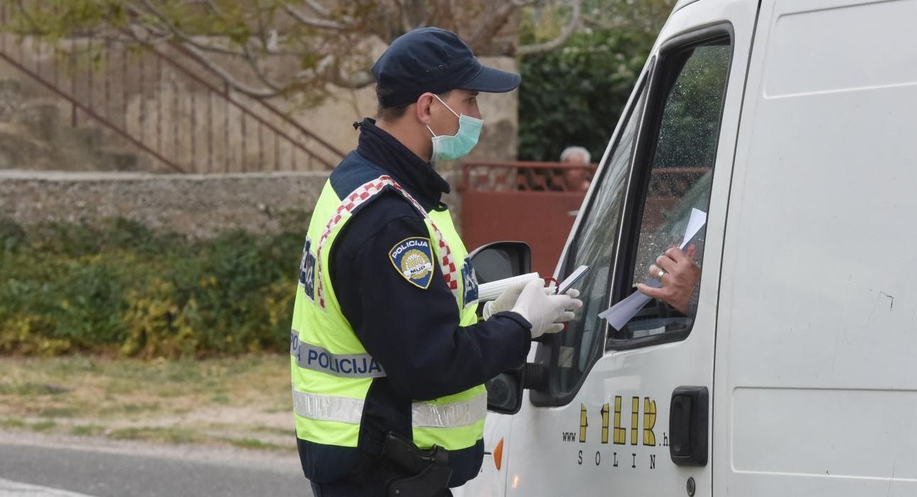 21.04.2020., Vrpolje - Policijska uprava Sibensko-kninska postavila je nove punktove za kontrolu e-propusnica na mjestima izlaza iz zupanije. Photo: Hrvoje Jelavic/PIXSELL