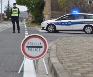 21.04.2020., Vrpolje - Policijska uprava Sibensko-kninska postavila je nove punktove za kontrolu e-propusnica na mjestima izlaza iz zupanije. Photo: Hrvoje Jelavic/PIXSELL