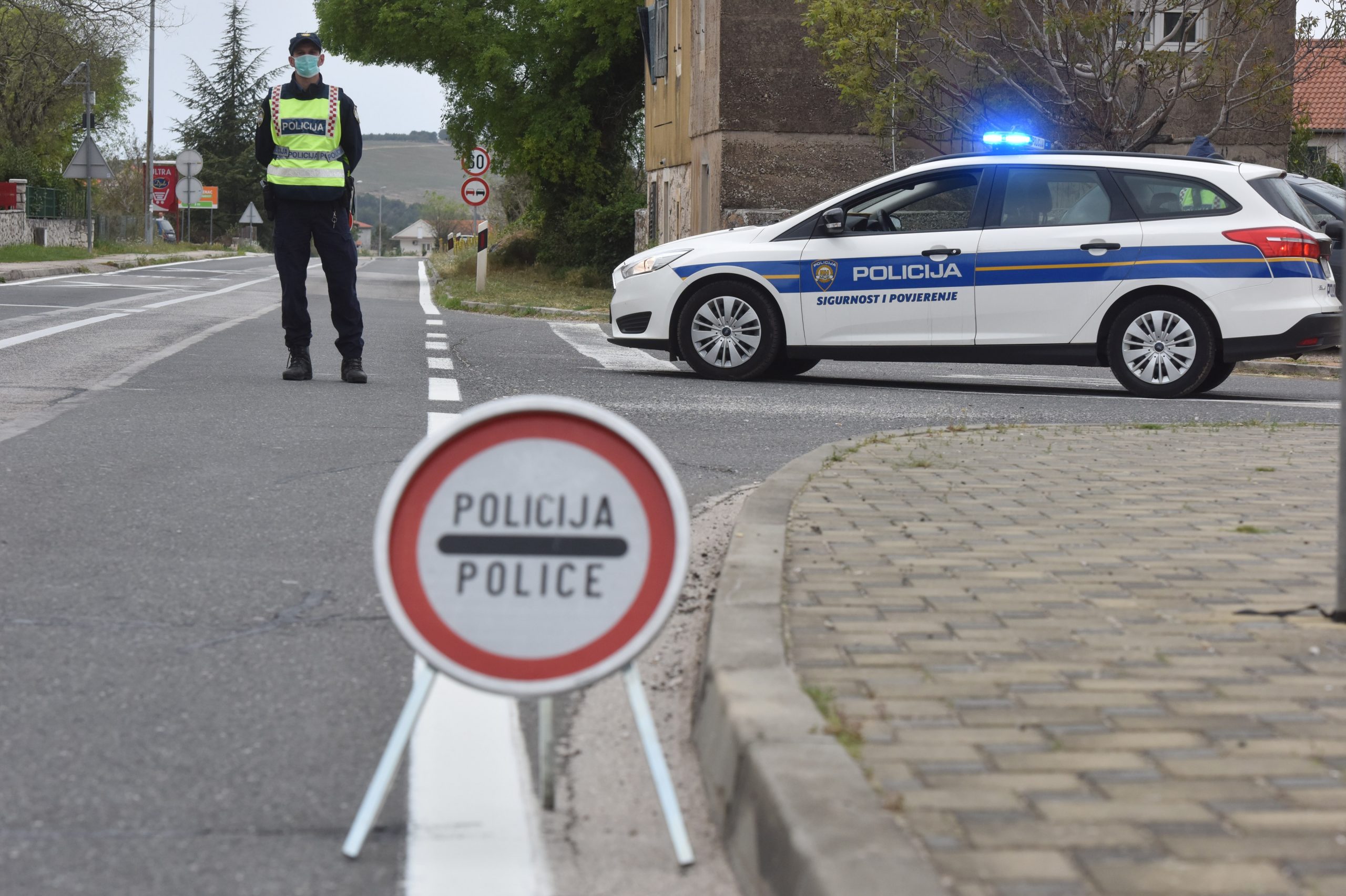 21.04.2020., Vrpolje - Policijska uprava Sibensko-kninska postavila je nove punktove za kontrolu e-propusnica na mjestima izlaza iz zupanije. Photo: Hrvoje Jelavic/PIXSELL