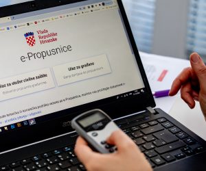21.12.2020.,  Dubrovnik - Od danas ponovno je dostupan sustav e-Propusnice koji omogucuje gradjanima jednostavno slanje zahtjeva za izdavanje propusnica koristenjem usluga e-Gradjani i NIAS (Nacionalni identifikacijski i autentifikacijski sustav).

Photo: Grgo Jelavic/PIXSELL