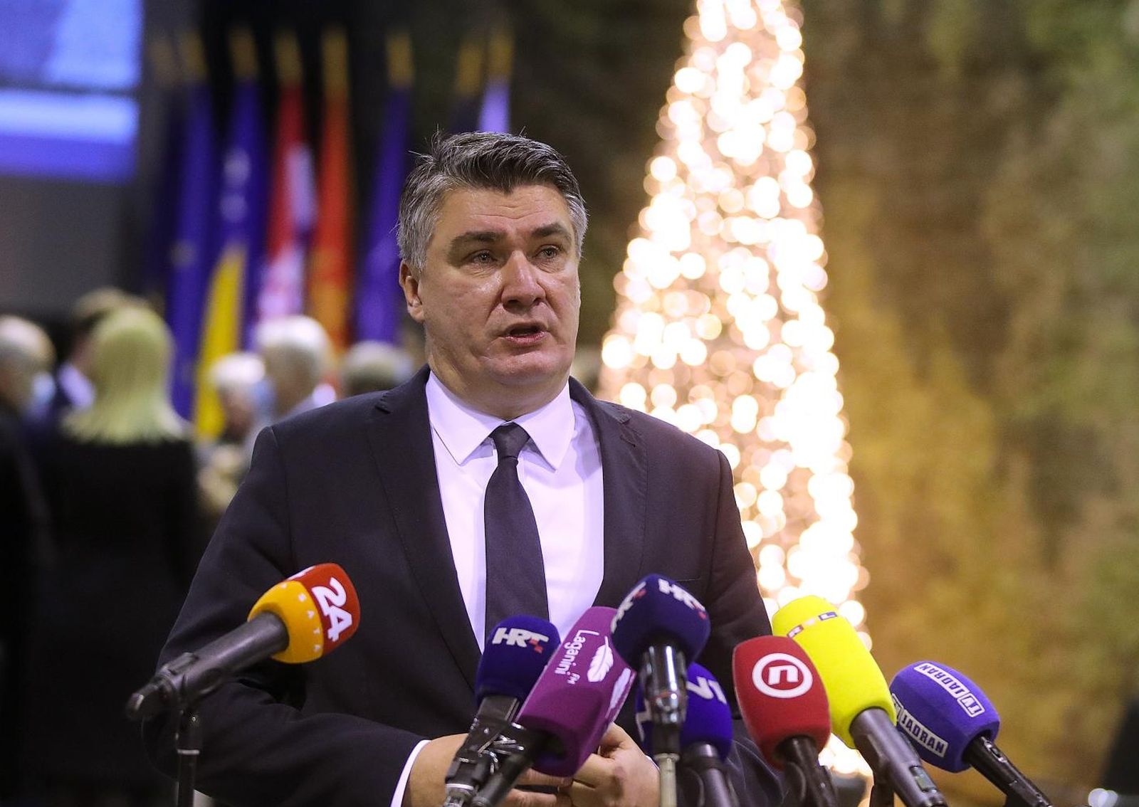 21.12.2020., Zagreb - Predsjednik Republike i vrhovni zapovjednik Oruzanih snaga Republike Hrvatske Zoran Milanovic, uz ministra obrane Maria Banozica i nacelnika Glavnog stozera Oruzanih snaga RH admirala Roberta Hranja sudjelovao je na obiljezavanju 29. obljetnice osnutka Hrvatskog vojnog ucilista Dr. Franjo Tudjman i svecanoj promociji polaznika preddiplomskih i diplomskih sveucilisnih studija Vojno inzenjerstvo i Vojno vodjenje i upravljanje, koja se odrzala u vojarni Petar Zrinski na Hrvatskom vojnom ucilistu Doktor Franjo Tudjman. 
Photo: Goran Stanzl/PIXSELL
