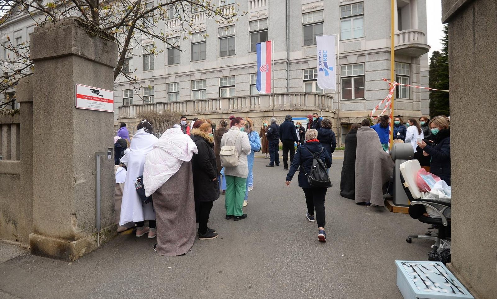 22.03.2020., Zagreb - Ljudi ispred Klinike za zenske bolesti i porode nakon potresa. Photo: Marko Prpic/PIXSELL