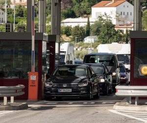22.05.2020.. Plovanija - Strani drzavljani ulaze u Hrvatsku na granicnom prijelazu Kastel.
Photo: Srecko Niketic/PIXSELL