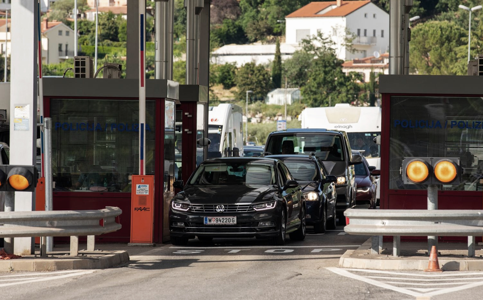 22.05.2020.. Plovanija - Strani drzavljani ulaze u Hrvatsku na granicnom prijelazu Kastel.
Photo: Srecko Niketic/PIXSELL