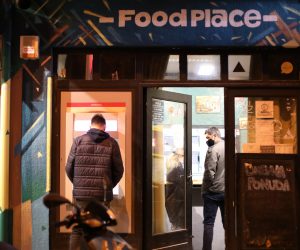 22.12.2020.,Split - Nesto malo iza 15:30 zaposlenik jednog fast food objekta uboden je skarama u vrat i prevezen je u bolnicu.Muskarac koji se dovodi u vezu s napadom je uhicen i priveden, a u tijeku je kriminalisticko istrazivanje.
Photo: Ivo Cagalj/PIXSELL