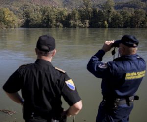 22.10.2020., Zvornik, Bosna i Hercegovina - Rijeka Drina prirodna je granica izmedju BiH i Srbije, takodjer i posljednja rijeka koju migranti moraju prijeci kako bi se domogli BiH, a kasnije Hrvatske i EU. U Zvorniku i regiji granicna policija pokriva oko 130 km granice, a po sistematizaciji GPBiH trenutno nedostaje vise od 300 policijskih sluzbenika za obavljanje redovnih aktivnosti u nadzoru granice i cak 1300 policijskih sluzbenika kako bi se adekvatno odgovorilo na zastitu granice u migrantskoj krizi. S ciljem nadilazenja problema kadrovske ne popunjenosti, kontinuirano se kao ispomoc GPBiH angaziraju policijski sluzbenici Direkcije za koordinaciju policijskih tijela BiH i Drzavne agencije za istrage i zastitu BiH, te Ministarsvo unutrasnjih poslova Republike Srpske. Prema podaci IOM-a u BiH je ove godine uslo 13,350 migranata, a prema podacima GPBiH, oni su odvratili 10,449 migranata i otkrili 35 kaznenih djela "krijumcarenje ljudi". S dolaskom jeseni, tranzit migranata iz Srbije u BiH je sve manji zbog hladnog vremena i visokog vodostaja Drine, ali migranti se vracaju u Srbiju, zbog boljih prihvatnih centara. 
Photo: Armin Durgut/PIXSELL