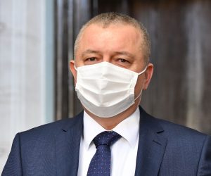 23.12.2020., Varazdin- Ministar prostornog uredjenja, graditeljstva i drzavne imovine Darko Horvat, zupanu Radimiru Cacicu u vlasnistvo dodijelio racunala i racunalnu opremu.
Photo: Vjeran Zganec Rogulja/PIXSELL