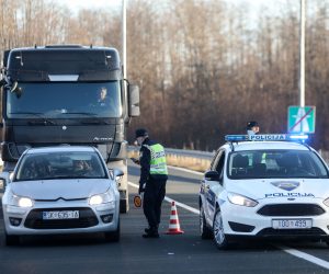 23.12.2020., Lekenik - Policija kontrolira propusnice na izlazu s autoceste prema Sisku kod Lekenika. Od danas je na snazi zabrana napustanja zupanija koja ce trajati do 8. sijecnja iduce godine. Za putovanje iz zupanije u kojoj gradjani imaju prijavljeno prebivaliste ili boraviste u drugu zupaniju potrebno je imati propusnicu koju izdaje Nacionalni stozer civilne zastite. Photo: Marin Tironi/PIXSELL