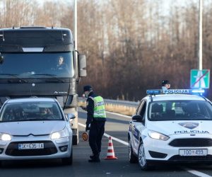 23.12.2020., Lekenik - Policija kontrolira propusnice na izlazu s autoceste prema Sisku kod Lekenika. Od danas je na snazi zabrana napustanja zupanija koja ce trajati do 8. sijecnja iduce godine. Za putovanje iz zupanije u kojoj gradjani imaju prijavljeno prebivaliste ili boraviste u drugu zupaniju potrebno je imati propusnicu koju izdaje Nacionalni stozer civilne zastite. Photo: Marin Tironi/PIXSELL
