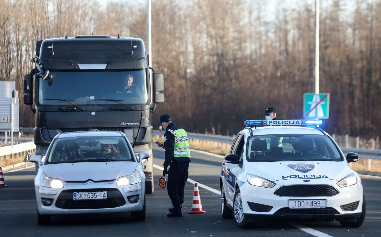 23.12.2020., Lekenik - Policija kontrolira propusnice na izlazu s autoceste prema Sisku kod Lekenika. Od danas je na snazi zabrana napustanja zupanija koja ce trajati do 8. sijecnja iduce godine. Za putovanje iz zupanije u kojoj gradjani imaju prijavljeno prebivaliste ili boraviste u drugu zupaniju potrebno je imati propusnicu koju izdaje Nacionalni stozer civilne zastite. Photo: Marin Tironi/PIXSELL