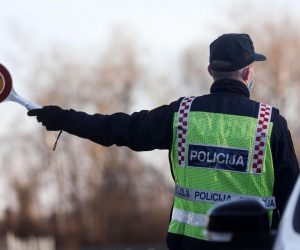 23.12.2020., Lekenik - Policija kontrolira propusnice na izlazu s autoceste prema Sisku kod Lekenika. Od danas je na snazi zabrana napustanja zupanija koja ce trajati do 8. sijecnja iduce godine. Za putovanje iz zupanije u kojoj gradjani imaju prijavljeno prebivaliste ili boraviste u drugu zupaniju potrebno je imati propusnicu koju izdaje Nacionalni stozer civilne zastite. Photo: Marin Tironi/PIXSELL