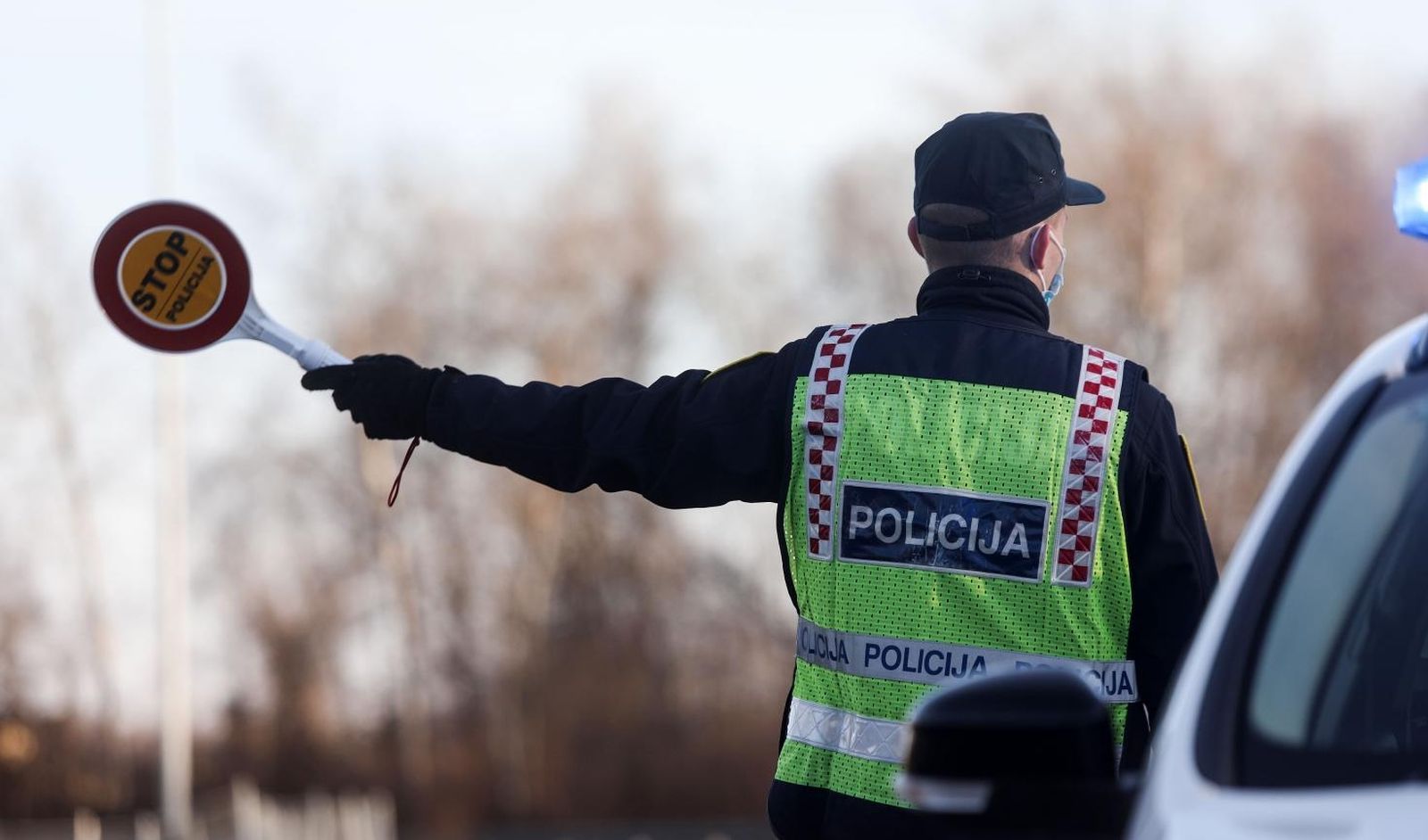 23.12.2020., Lekenik - Policija kontrolira propusnice na izlazu s autoceste prema Sisku kod Lekenika. Od danas je na snazi zabrana napustanja zupanija koja ce trajati do 8. sijecnja iduce godine. Za putovanje iz zupanije u kojoj gradjani imaju prijavljeno prebivaliste ili boraviste u drugu zupaniju potrebno je imati propusnicu koju izdaje Nacionalni stozer civilne zastite. Photo: Marin Tironi/PIXSELL