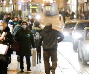 26.11.2020., Zagreb - Srediste grada. Gradska svakodnevica u vecernjim satima obiljezena je ponudama povodom velikih snizenja popularno zvanog Black friday. Photo: Sanjin Strukic/PIXSELL