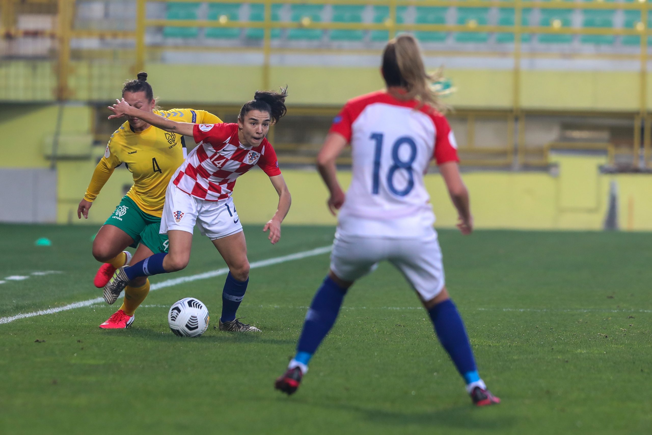 27.11.2020., stadion Aldo Drosina, Pula - Kvalifikacije zena za UEFA Europsko nogometno prvenstvo, Hrvatska - Litva. Algimante Mikutaite, Antonia Dulcic Photo: Srecko Niketic/PIXSELL