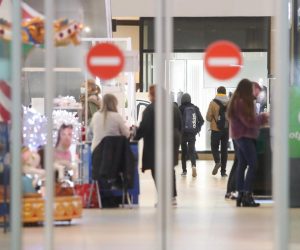27.11.2020., Zagreb - Shopping centri puniji su na Black Friday, stvaraju se manje guzve na parkiralistima i cestama okolo shopping centara. Avenue Mall. 
Photo: Luka Stanzl/PIXSELL
