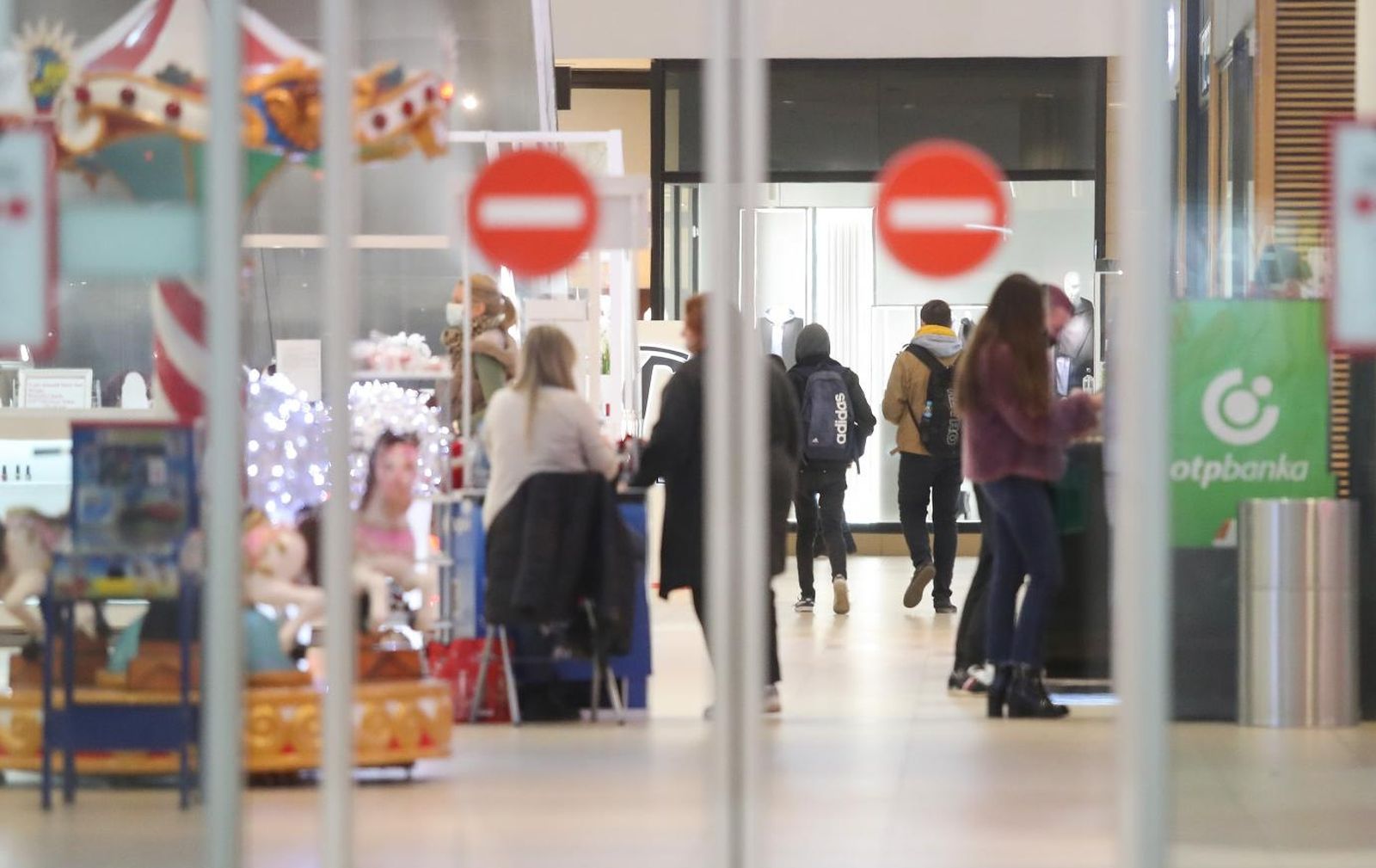 27.11.2020., Zagreb - Shopping centri puniji su na Black Friday, stvaraju se manje guzve na parkiralistima i cestama okolo shopping centara. Avenue Mall. 
Photo: Luka Stanzl/PIXSELL