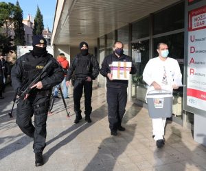 27.12.2020., Rijeka - U pratnji policije u Nastavni zavod za javno zdravstvo stiglo je cjepivo za COVID-19. Izjavu je dao epidemiolog Dobrica Roncevic.
Photo: Goran Kovacic/PIXSELL