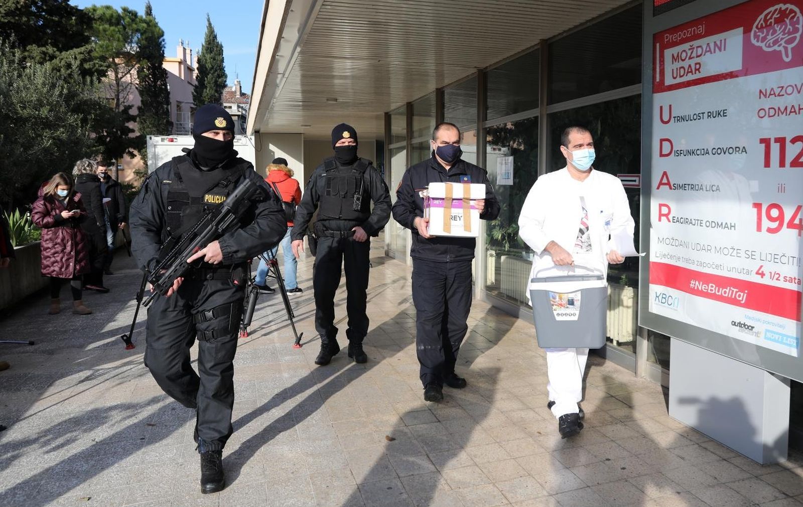 27.12.2020., Rijeka - U pratnji policije u Nastavni zavod za javno zdravstvo stiglo je cjepivo za COVID-19. Izjavu je dao epidemiolog Dobrica Roncevic.
Photo: Goran Kovacic/PIXSELL