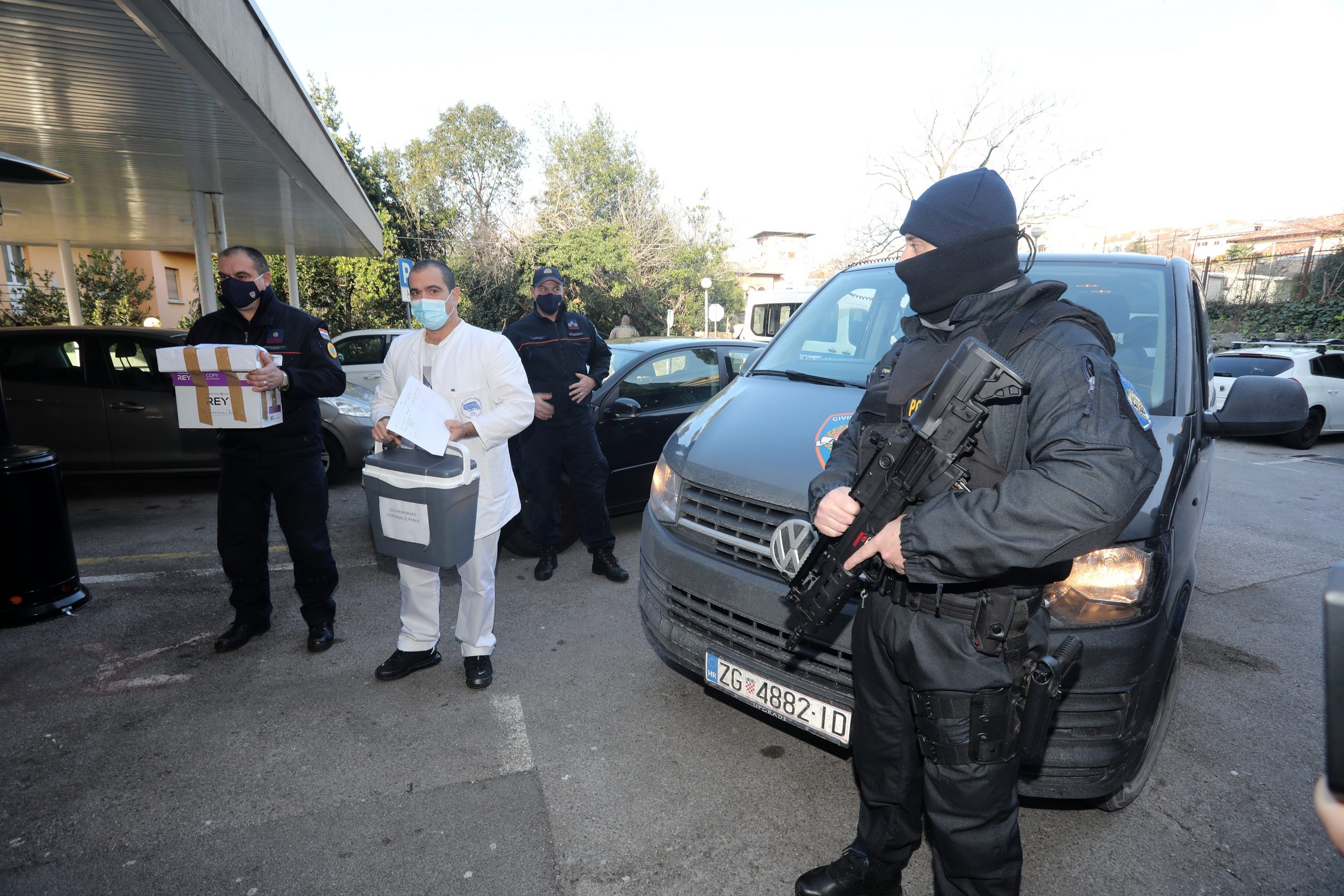 27.12.2020., Rijeka - U pratnji policije u Nastavni zavod za javno zdravstvo stiglo je cjepivo za COVID-19. Izjavu je dao epidemiolog Dobrica Roncevic.
Photo: Goran Kovacic/PIXSELL