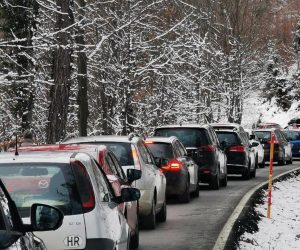 27.12.2020., Zagreb - Gradjani su lijepi i neradni odlucili provesti na Sljemenu i uzrokovali promeni kolaps na Sljemenskoj cesti dug više od 5 kilometara. Photo: Marko Prpic/PIXSELL
