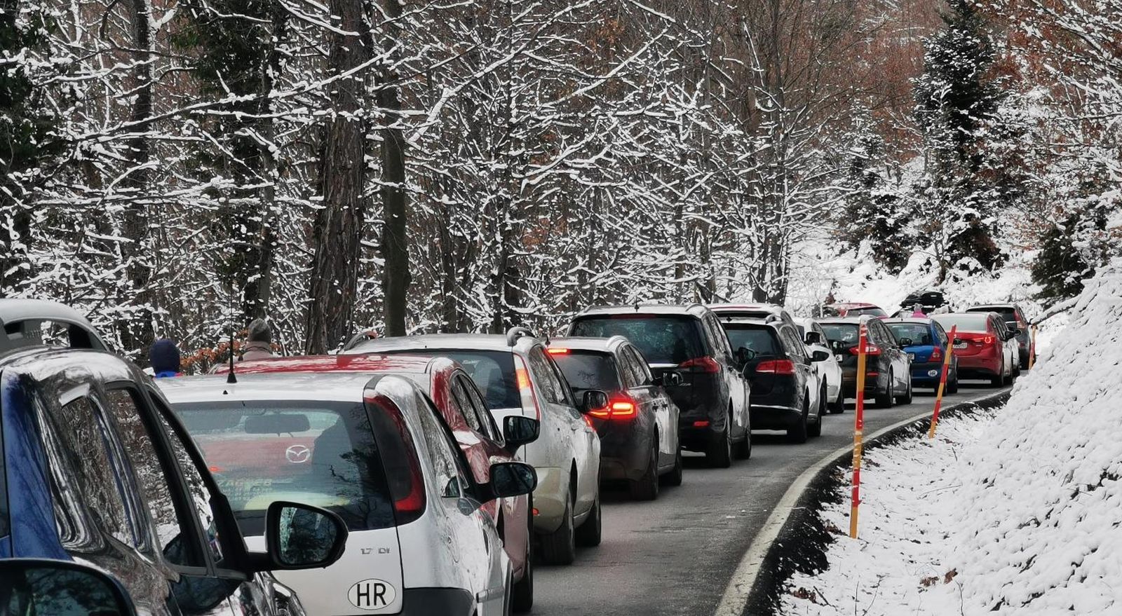 27.12.2020., Zagreb - Gradjani su lijepi i neradni odlucili provesti na Sljemenu i uzrokovali promeni kolaps na Sljemenskoj cesti dug više od 5 kilometara. Photo: Marko Prpic/PIXSELL