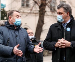 28.12.2020., Sisak - Premijer Andrej Plenkovic i predsjednik RH Zoran Milanovic, u drustvu ministara stigli je u Sisak i obisli  zgrade stradale u potresu koji je jutros pogodio sjeverozapadni dio Hrvatske.  Ivo Zinic. 
Photo: Luka Stanzl/PIXSELL