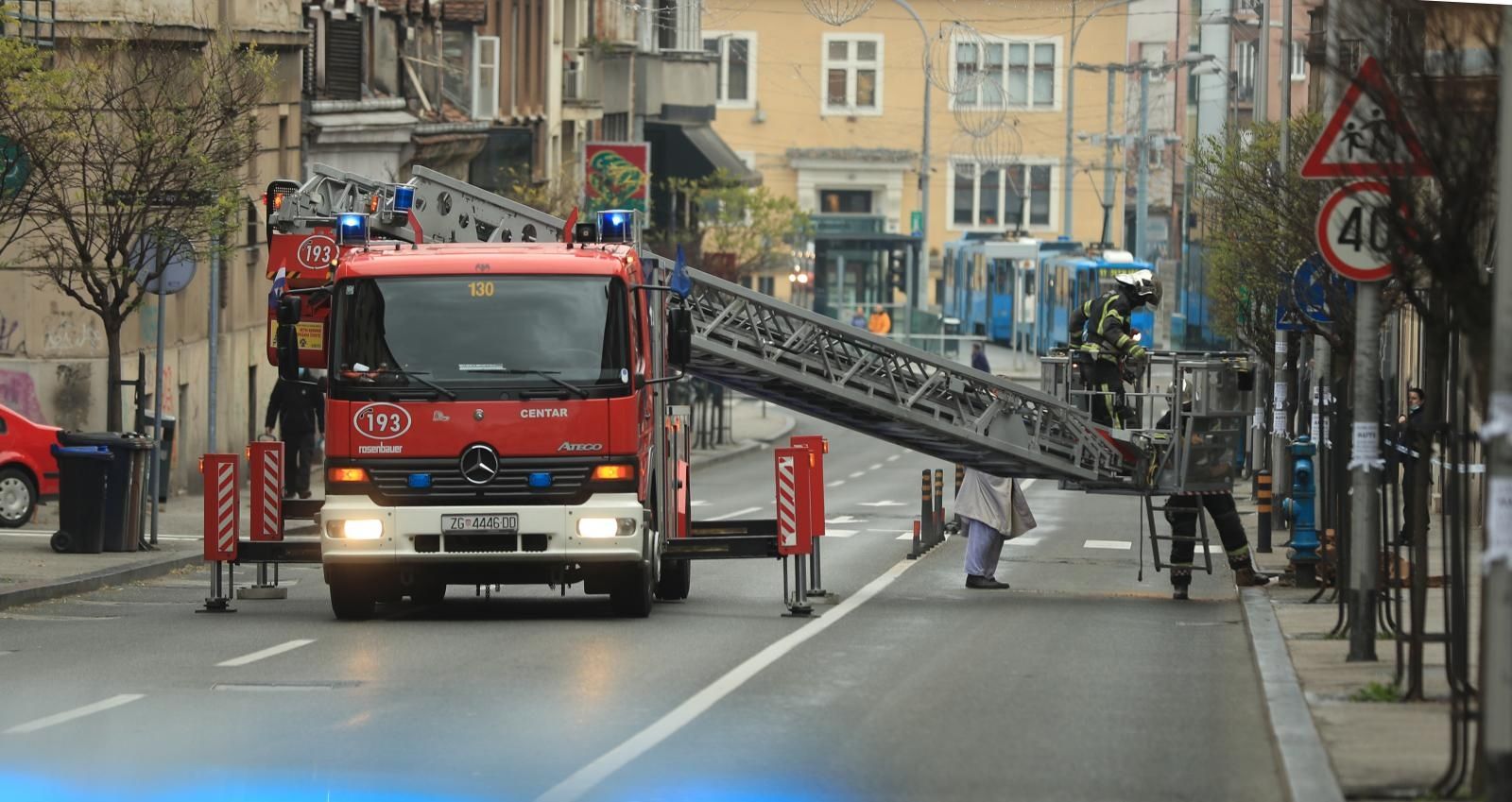 28.12.2020. Zagreb - Vatrogasci u Domjanicevoj ulici s krova skidaju crijep. Photo: Slavko Midzor/PIXSELL