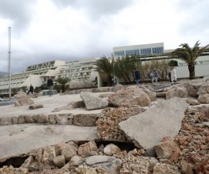 28.12.2020., Dubrovnik - Olujno nevrijeme potpuno unistilo dubrovacku plazu. Jako jugo praceno gustom kisom potpuno je unistilo plazu Hotela President. Photo: Grgo Jelavic/PIXSELL