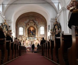 29.11.2020., Slavonski Brod - Uz postivanje najnovijih epidemioloskih mjera u prvoj nedjelji Adventa u crkvama je znatno manje vjernika. U crkvi Presvetog Trojstva franjevackog samostana u Slavonskom Brodu tijekom dana biti ce sluzeno devet misa, a svakoj misi moze prisustvovati najvise pedeset vjernika, dvadeset pet unutar same crkve i jos 25 u samostanskom klaustru. Vjernici svoj dolazak na misu moraju najaviti telefonom.
Photo: Ivica Galovic/PIXSELL