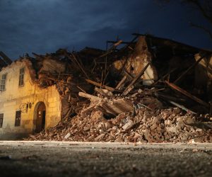 29.12.2020., Petrinja - Posljedice jakog potresa jacine 6.3 po Richteru pogodio je Petrinju, Sisak i okolicu te nanio veliku stetu. Ulice grada nocu koji je nastradao u potresuPhoto: Igor Kralj/PIXSELL