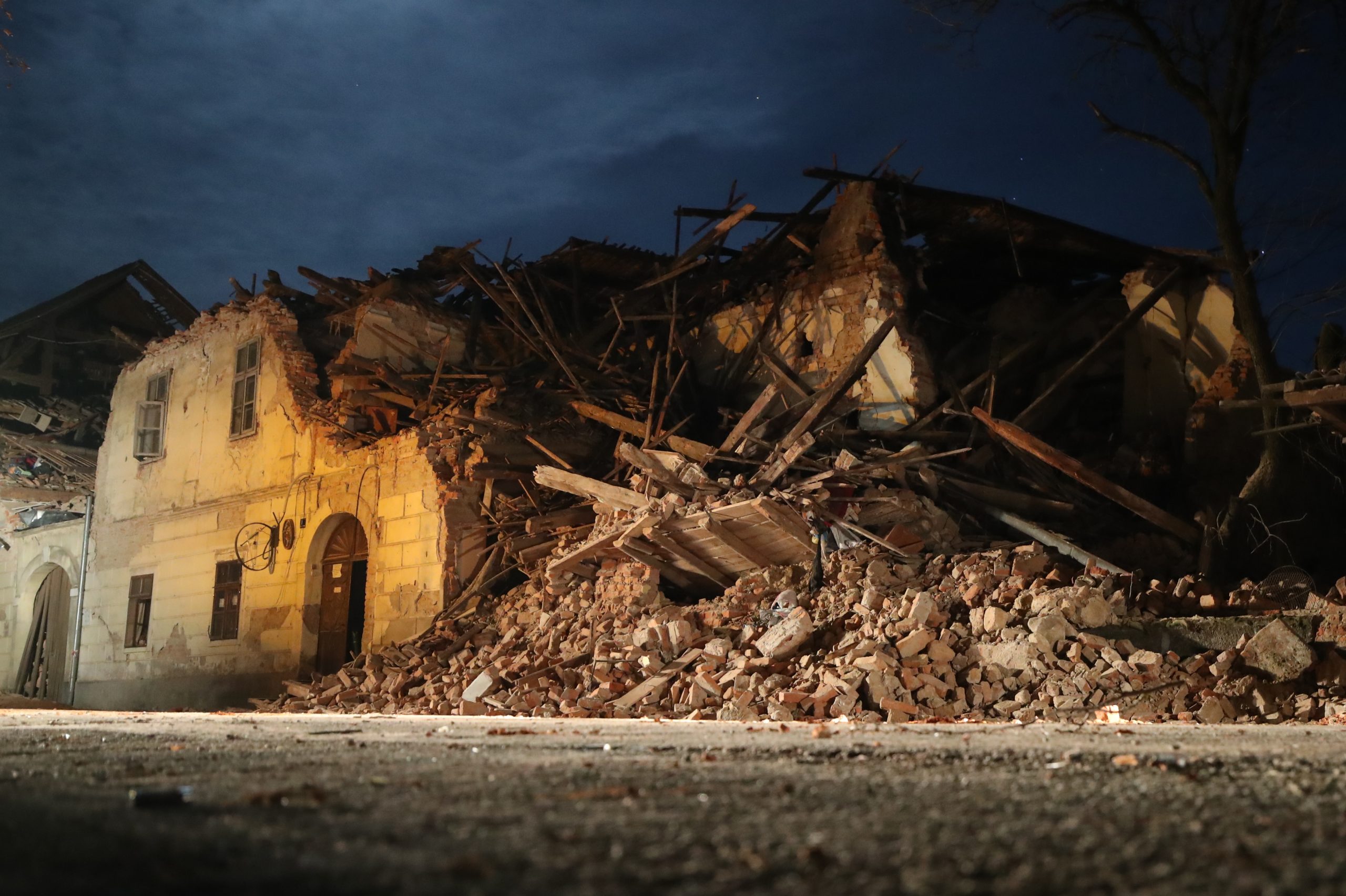29.12.2020., Petrinja - Posljedice jakog potresa jacine 6.3 po Richteru pogodio je Petrinju, Sisak i okolicu te nanio veliku stetu. Ulice grada nocu koji je nastradao u potresuPhoto: Igor Kralj/PIXSELL