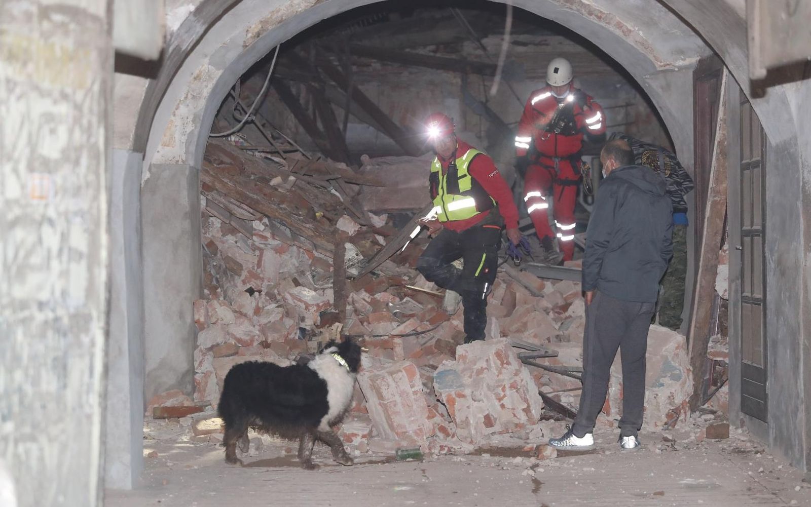 29.12.2020., Petrinja - Posljedice jakog potresa jacine 6.3 po Richteru u Petrinji. HGSS i psi tragaci u potrazi za unesrecenima u rusevinama. Photo: Luka Stanzl/PIXSELL