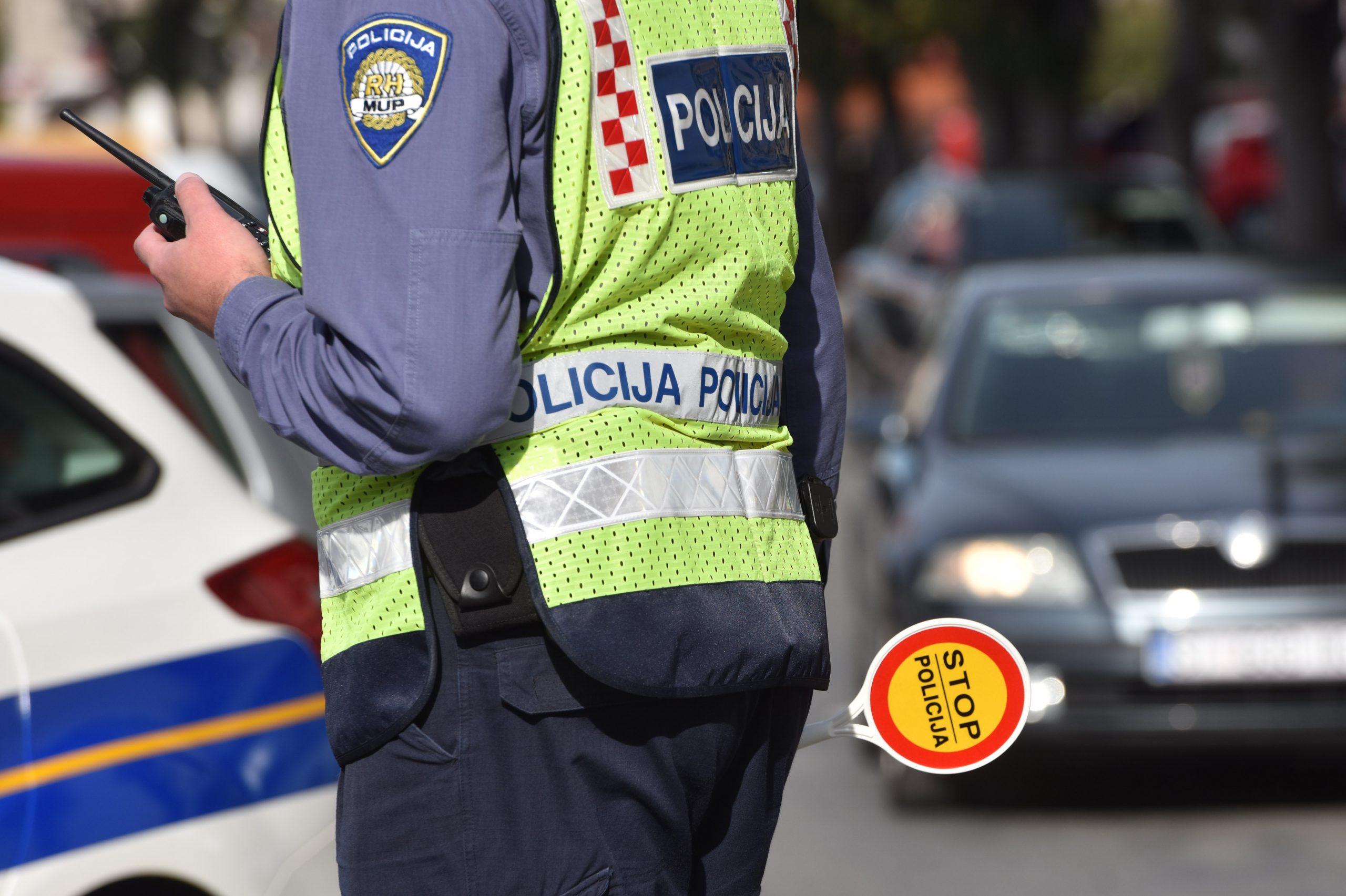 30.10.2020., Sibenik - Odjel za sigurnost cestovnog prometa Policijske uprave Sibensko-kninske u suradnji sa Gradom Sibenikom i TZ Sibenik organizirao je akciju Dan ljubaznosti u prometu, s ciljem poticanja tolerantnijih odnosa izmedju pjesaka i vozaca. Dvadeset vozaca koji su postovali prednost pjesaka nagradjani su od Ministarstva untarnjih poslova i TZ Grada Sibenika.
Photo: Hrvoje Jelavic/PIXSELL