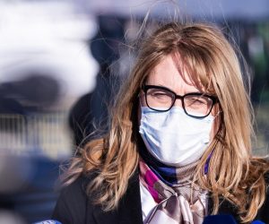 30.11.2020., Split - Epidemiolosko testiranje od danas se obavlja u splitskoj Trajektnoj luci na terminalu za kruzere. Na tom su mjestu dva odvojena punkta - jedan za osobe koje dolaze vozilom i koriste drive-in uslugu i drugi punkt za sve one koji dolaze na testiranje kao pjesaci.
Ravnateljica Nastavnog zavoda za javno zdravstvo Splitsko-dalmatinske zupanije Zeljka Karin
Photo: Milan Sabic/PIXSELL