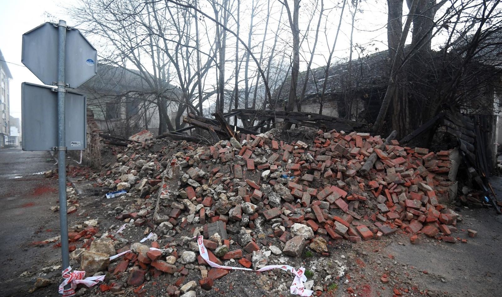 30.12.2020., Glina -Posljedice jucerasnjeg potresa u Glini. Snazan potres pogodio je jucer Hrvatsku, epicentar potresa magnitude 6.2 je bio 3 kilometra od Petrinje.: Marko Lukunic/PIXSELL