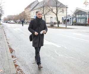 30.12.2020., Glina - Posljedice jucerasnjeg potresa u Glini. Snazan potres pogodio je jucer Hrvatsku, epicentar potresa magnitude 6.2 je bio 3 kilometra od Petrinje. Milorad Pupopvac  uposjetu Glini. Photo: Robert Anic/PIXSELL