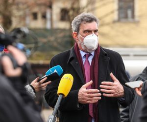 30.12.2020., Petrinja - Posljedice jucerasnjeg potresa u Petrinji. Snazan potres pogodio je jucer Hrvatsku, epicentar potresa magnitude 6.2 je bio 3 kilometra od Petrinje. Ministar znanosti i obrazovanja Radovan Fuchs u obilasku Petrinje Photo: Luka Stanzl/PIXSELL