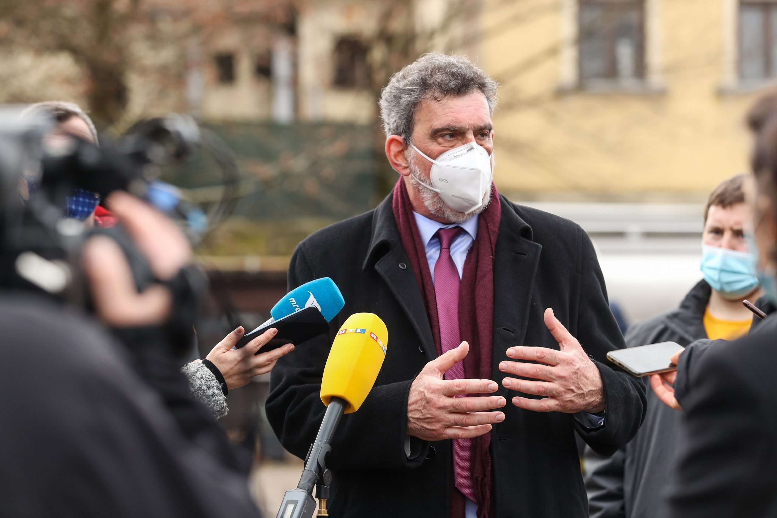 30.12.2020., Petrinja - Posljedice jucerasnjeg potresa u Petrinji. Snazan potres pogodio je jucer Hrvatsku, epicentar potresa magnitude 6.2 je bio 3 kilometra od Petrinje. Ministar znanosti i obrazovanja Radovan Fuchs u obilasku Petrinje Photo: Luka Stanzl/PIXSELL