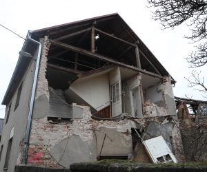 31.12.2020., Petrinja - Vatrogasci grada Rijeke i Opatije u Petrinji su dobili laznu dojavu da se urusila kucu na trgu u centru grada u kojoj se nalaze zena i dijete. 30 vatrogasaca i 3 psa odmah su trcali na mjesto gdje se to navodno dogodilo ali se na srecu ispostavila lazna uzbuna. Photo: Zeljko Lukunic/PIXSELL