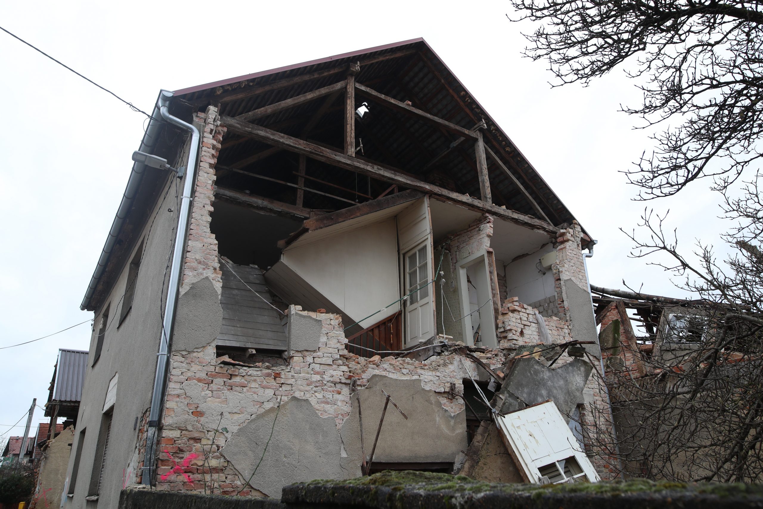 31.12.2020., Petrinja - Vatrogasci grada Rijeke i Opatije u Petrinji su dobili laznu dojavu da se urusila kucu na trgu u centru grada u kojoj se nalaze zena i dijete. 30 vatrogasaca i 3 psa odmah su trcali na mjesto gdje se to navodno dogodilo ali se na srecu ispostavila lazna uzbuna. Photo: Zeljko Lukunic/PIXSELL