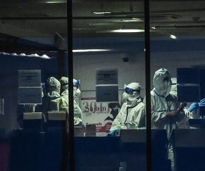 07.12.2020., Zagreb- Zbog povecanog broja zarazenih COVID-19 virusom Arena Zagreb postala je bolnica. Dok s jedne strane medicinske sestre i doktori u zastitnim odijelima brinu za oboljele s druge strane je blagdansko bljestavilo Arena Centra. Photo: Igor Soban/PIXSELL