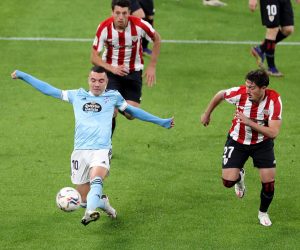 epa08862877 Athletic Club's midfielder Unai Vencedor (R) duels for the ball against Celta's striker Iago Aspas (L) during the Spanish LaLiga soccer match between Athletic Club de Bilbao and Real Celta de Vigo at San Mames stadium in Bilbao, Basque Country, Spain, 04 December 2020.  EPA/Luis Tejido