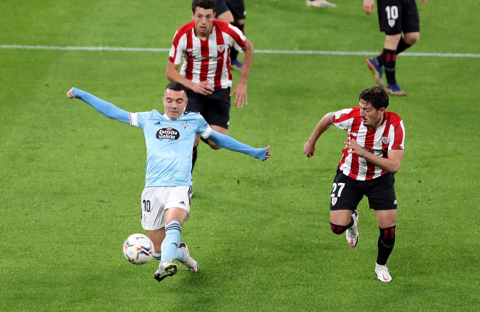 epa08862877 Athletic Club's midfielder Unai Vencedor (R) duels for the ball against Celta's striker Iago Aspas (L) during the Spanish LaLiga soccer match between Athletic Club de Bilbao and Real Celta de Vigo at San Mames stadium in Bilbao, Basque Country, Spain, 04 December 2020.  EPA/Luis Tejido