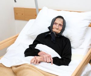 01.12.2020., Karlovac - Margareta Kranjcec 99-godisnja korisnica Doma za starije Sv. Antun u Karlovcu najstarija je korisnica doma koja je preboljela koronavirus. Baka Margareta nakon pozitivnog testa lijecenje je nastavila u Opcoj bolnici Ogulin iako je bila asimtomatska. Nakon tri tjedna lijecenja u Opcoj bolnici Ogulinu vratila se natrag u Dom za starije Sveti Antun. U domu je tek par mjeseci, no vec neko je vrijeme nepokretna, relativno je dobrog zdravlja i ne prima nikakve terapije.
Photo: Kristina Stedul Fabac/PIXSELL